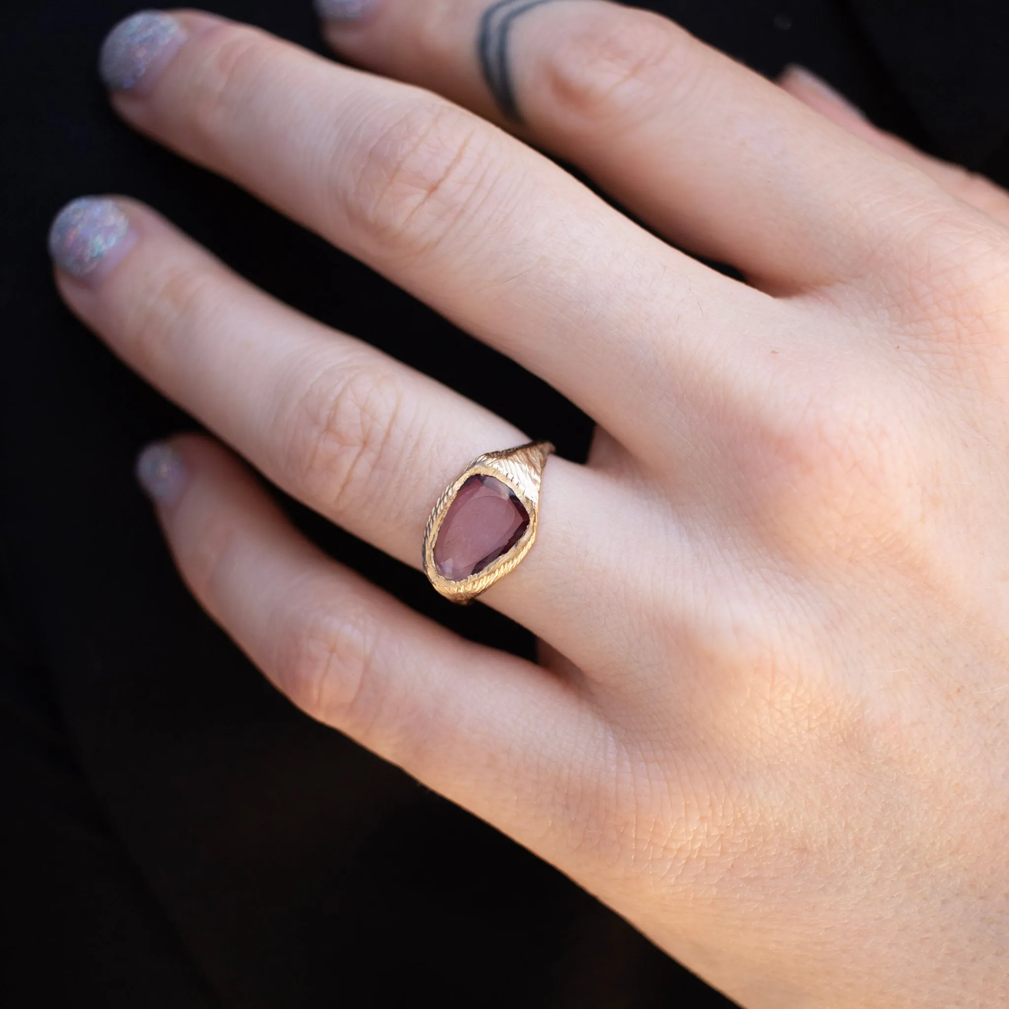 18K Signet Ring in Burgundy Sapphire