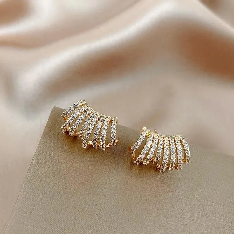 Chic Korean Claw Stud Earrings with Irregular Pearls for Trendy Women