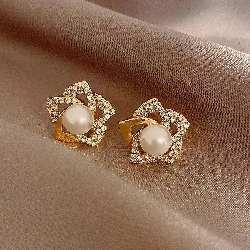 Chic Korean Claw Stud Earrings with Irregular Pearls for Trendy Women