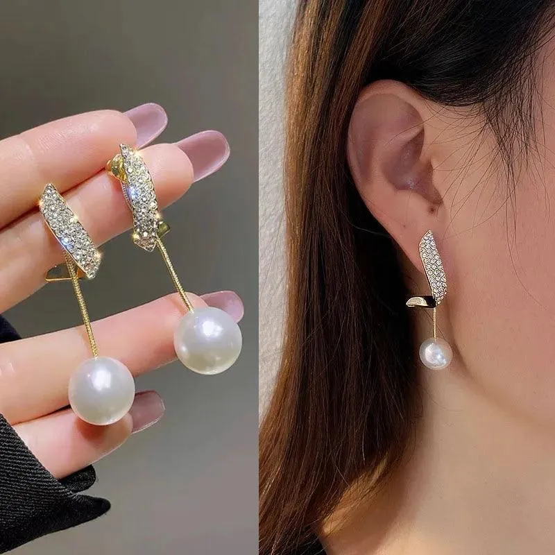 Chic Korean Claw Stud Earrings with Irregular Pearls for Trendy Women