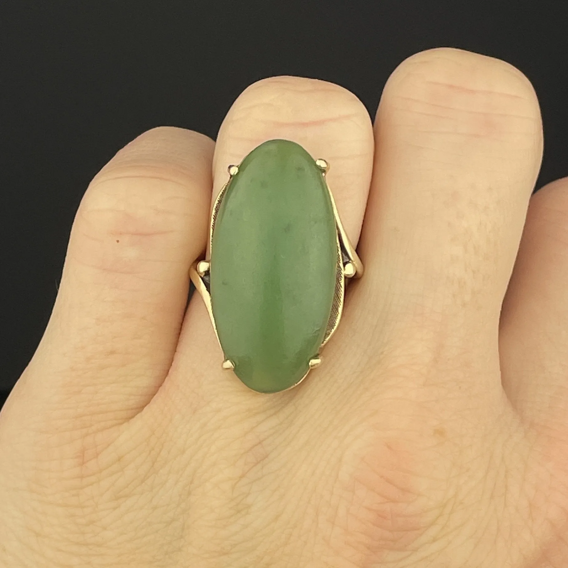 Vintage Large Oval Green jade 14K Gold Ring, Sz 5.5