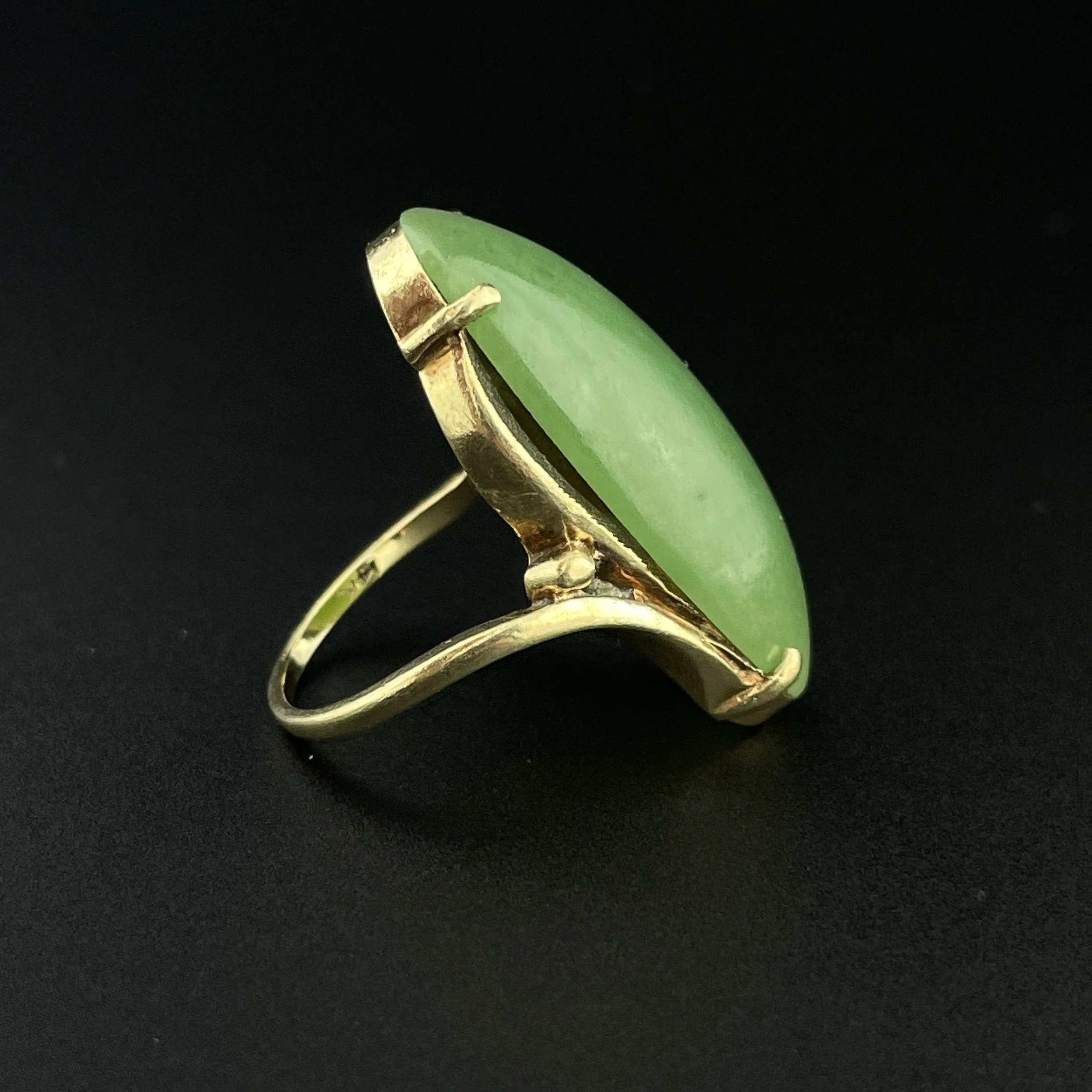 Vintage Large Oval Green jade 14K Gold Ring, Sz 5.5