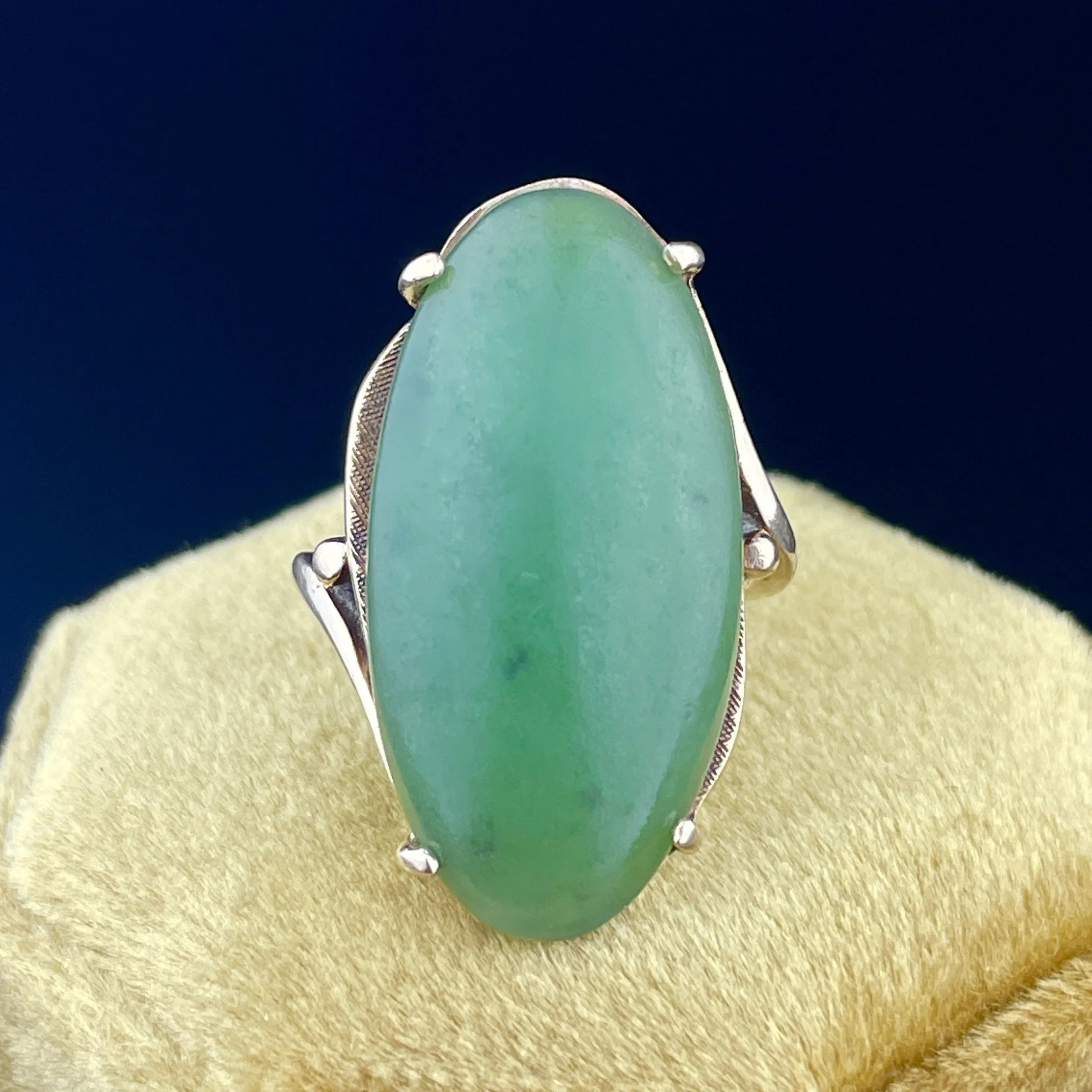 Vintage Large Oval Green jade 14K Gold Ring, Sz 5.5