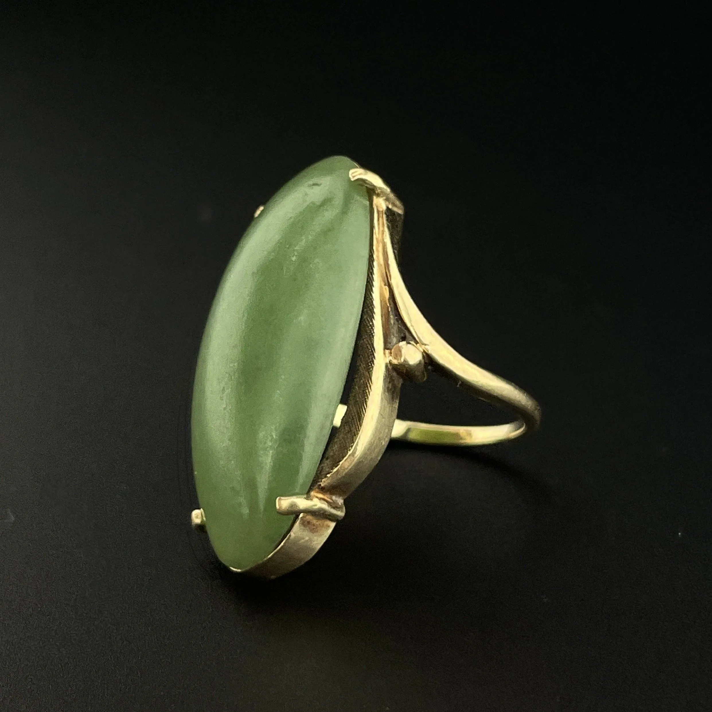 Vintage Large Oval Green jade 14K Gold Ring, Sz 5.5