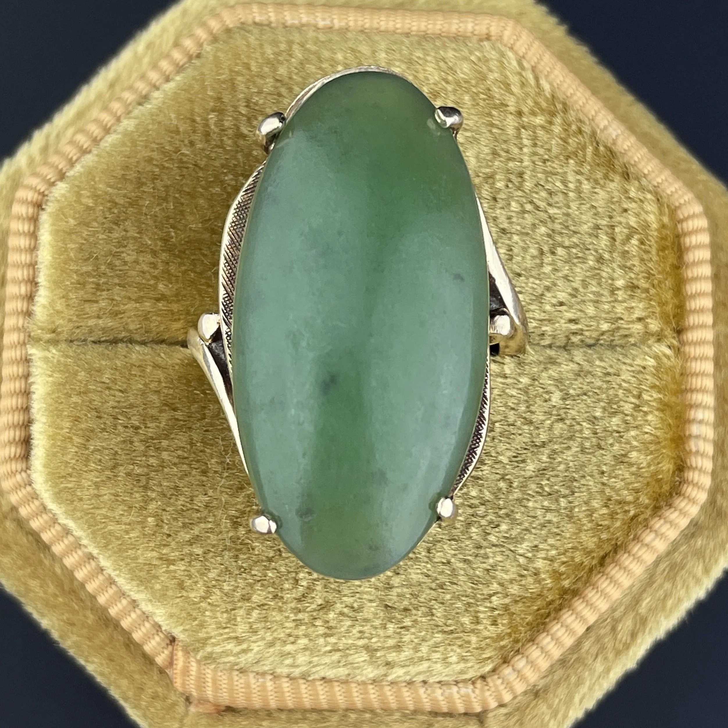 Vintage Large Oval Green jade 14K Gold Ring, Sz 5.5